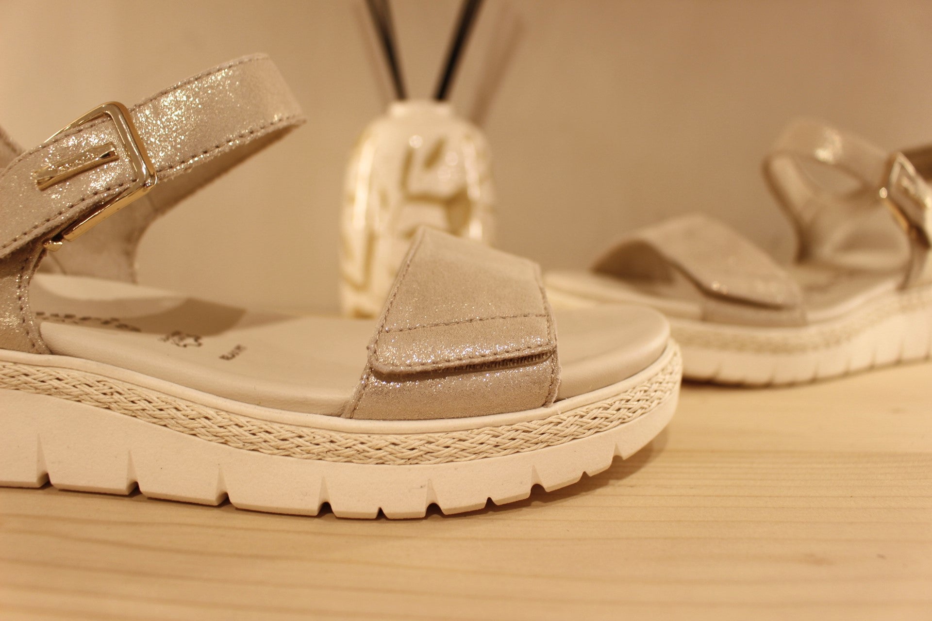 Sandale en cuir nacré champgne serrage par deux scratchs et semelle interne amovible TAMARIS