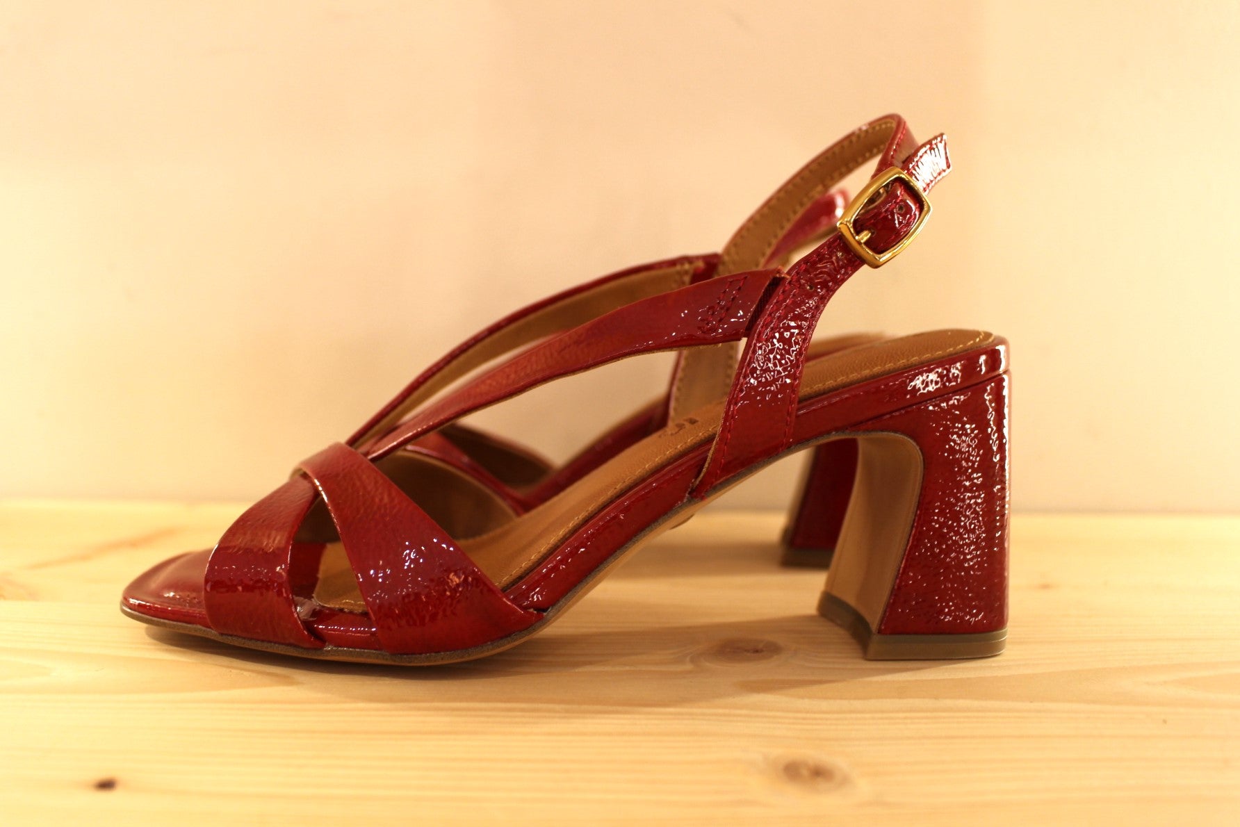 Chaussure Tamaris - 28339. Trotteur en vernis rouge cerise. Semelle interne en cuir. Serrage par boucle sur bride arrière. Bride joliment croisé sur l'avant du pied. Semelle externe en élastomère. Talon de 6 cm. Petite chaussure d'été élégante avec une superbe couleur.