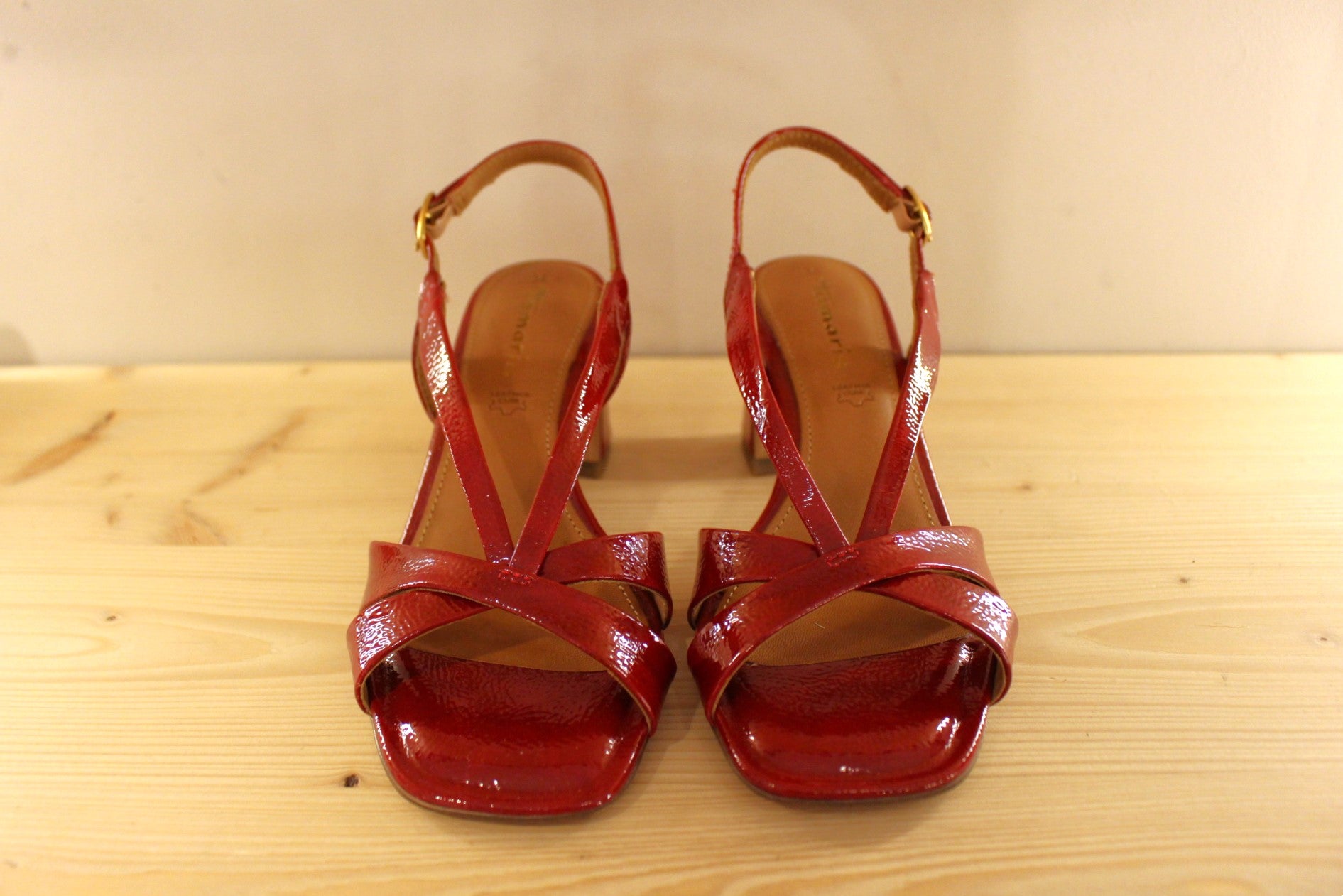 Chaussure Tamaris - 28339. Trotteur en vernis rouge cerise. Semelle interne en cuir. Serrage par boucle sur bride arrière. Bride joliment croisé sur l'avant du pied. Semelle externe en élastomère. Talon de 6 cm. Petite chaussure d'été élégante avec une superbe couleur.