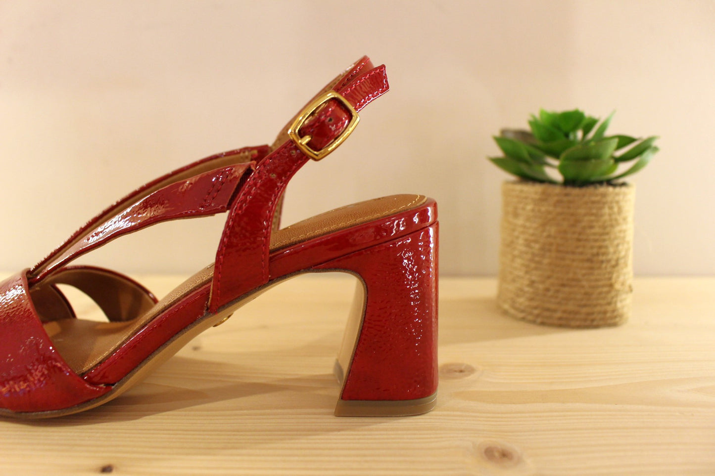 Chaussure Tamaris - 28339. Trotteur en vernis rouge cerise. Semelle interne en cuir. Serrage par boucle sur bride arrière. Bride joliment croisé sur l'avant du pied. Semelle externe en élastomère. Talon de 6 cm. Petite chaussure d'été élégante avec une superbe couleur.