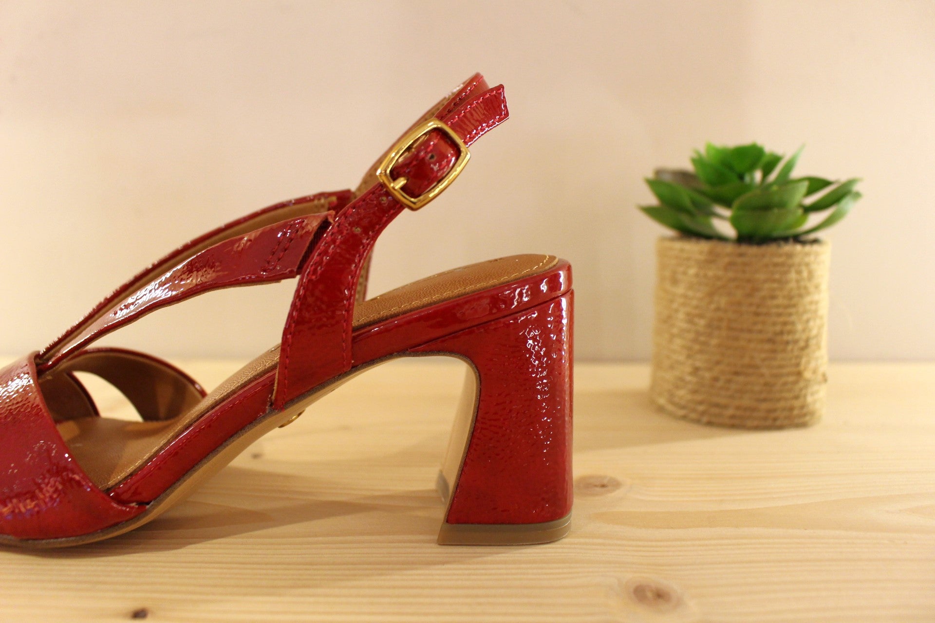 Chaussure Tamaris - 28339. Trotteur en vernis rouge cerise. Semelle interne en cuir. Serrage par boucle sur bride arrière. Bride joliment croisé sur l'avant du pied. Semelle externe en élastomère. Talon de 6 cm. Petite chaussure d'été élégante avec une superbe couleur.