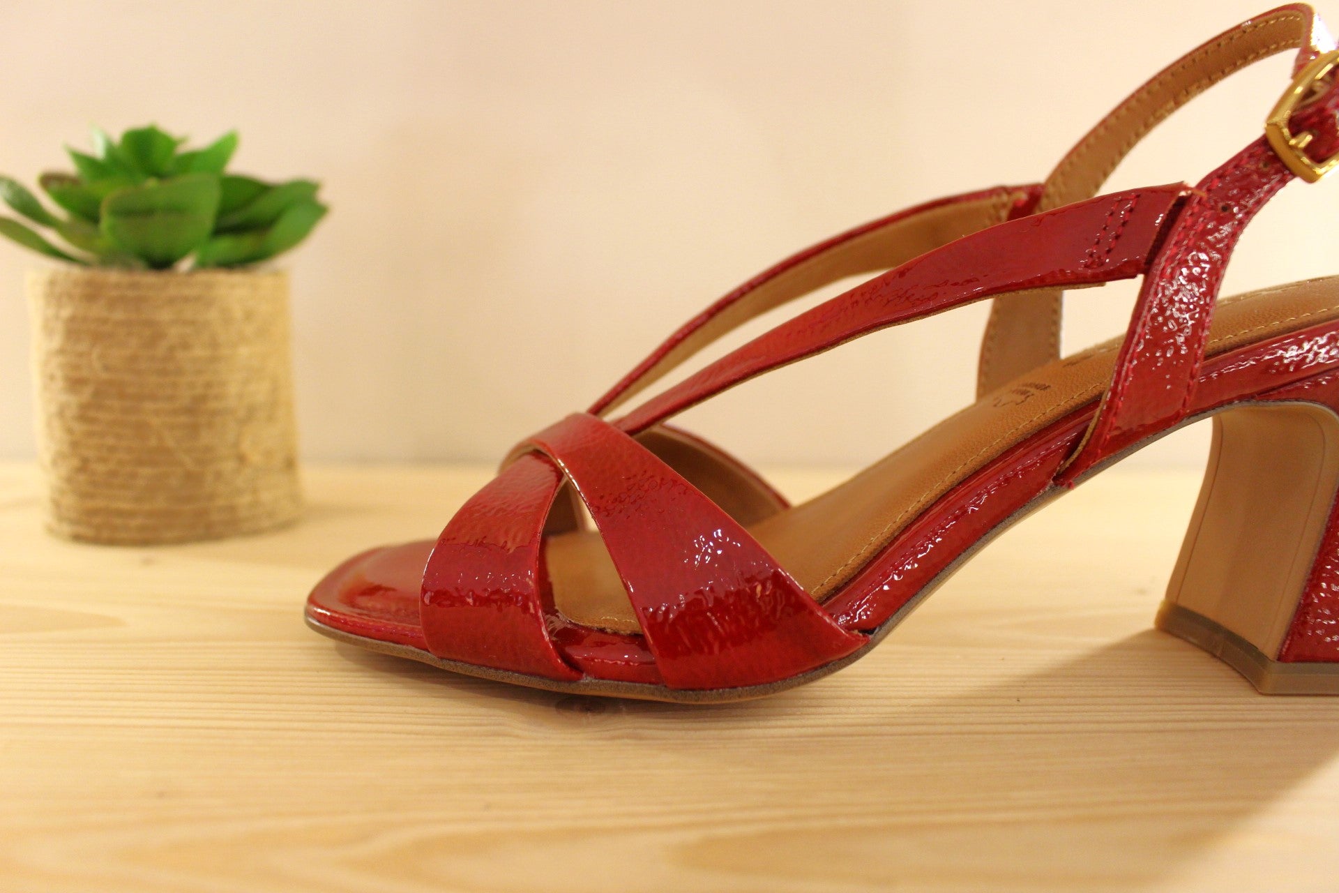 Chaussure Tamaris - 28339. Trotteur en vernis rouge cerise. Semelle interne en cuir. Serrage par boucle sur bride arrière. Bride joliment croisé sur l'avant du pied. Semelle externe en élastomère. Talon de 6 cm. Petite chaussure d'été élégante avec une superbe couleur.