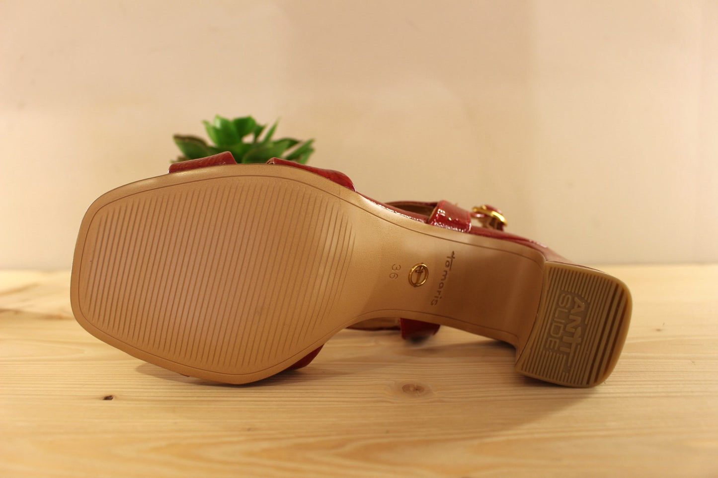 Chaussure Tamaris - 28339. Trotteur en vernis rouge cerise. Semelle interne en cuir. Serrage par boucle sur bride arrière. Bride joliment croisé sur l'avant du pied. Semelle externe en élastomère. Talon de 6 cm. Petite chaussure d'été élégante avec une superbe couleur.