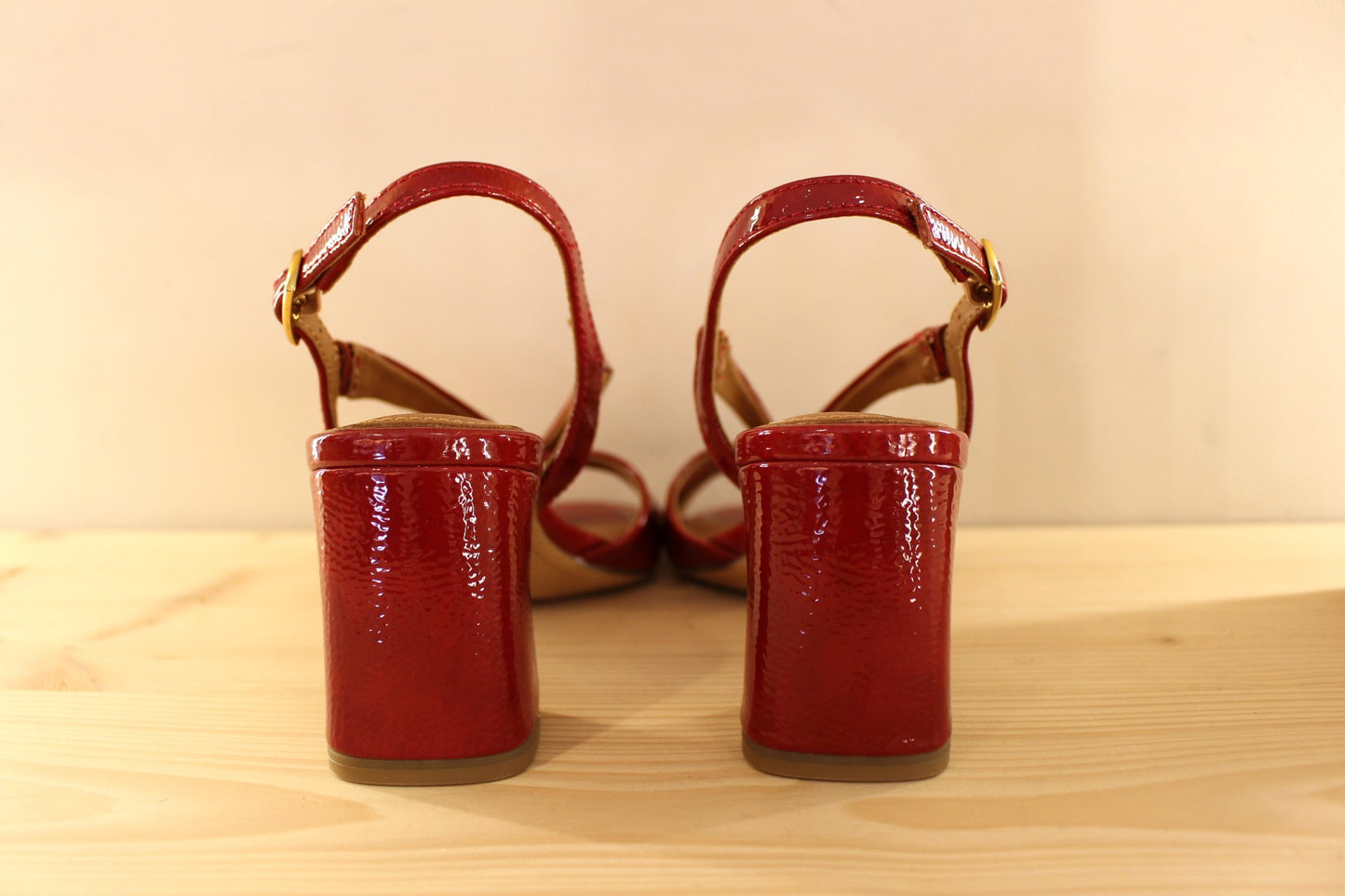 Chaussure Tamaris - 28339. Trotteur en vernis rouge cerise. Semelle interne en cuir. Serrage par boucle sur bride arrière. Bride joliment croisé sur l'avant du pied. Semelle externe en élastomère. Talon de 6 cm. Petite chaussure d'été élégante avec une superbe couleur.