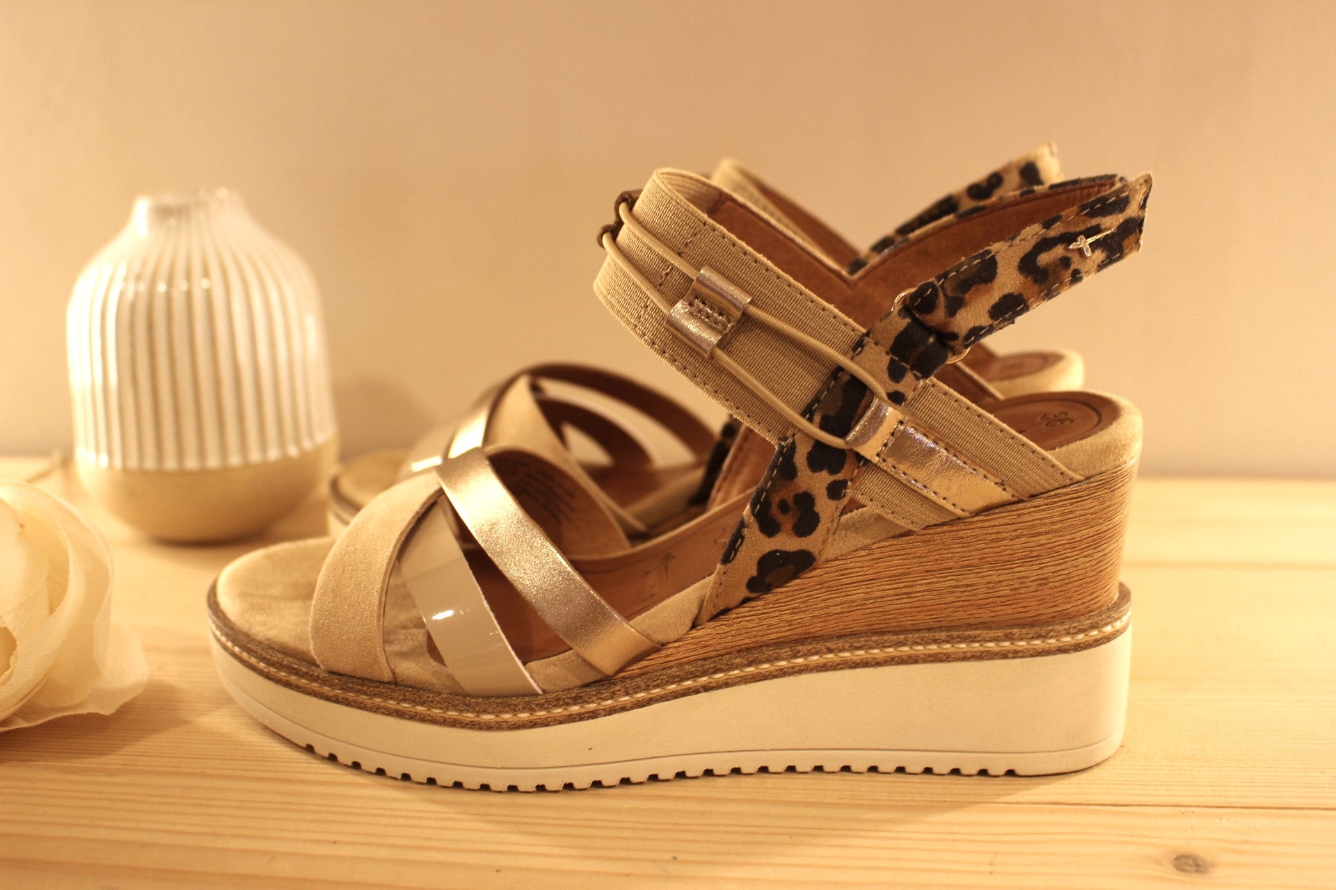 Sandales compensées en cuir beige et vernis TAMARIS