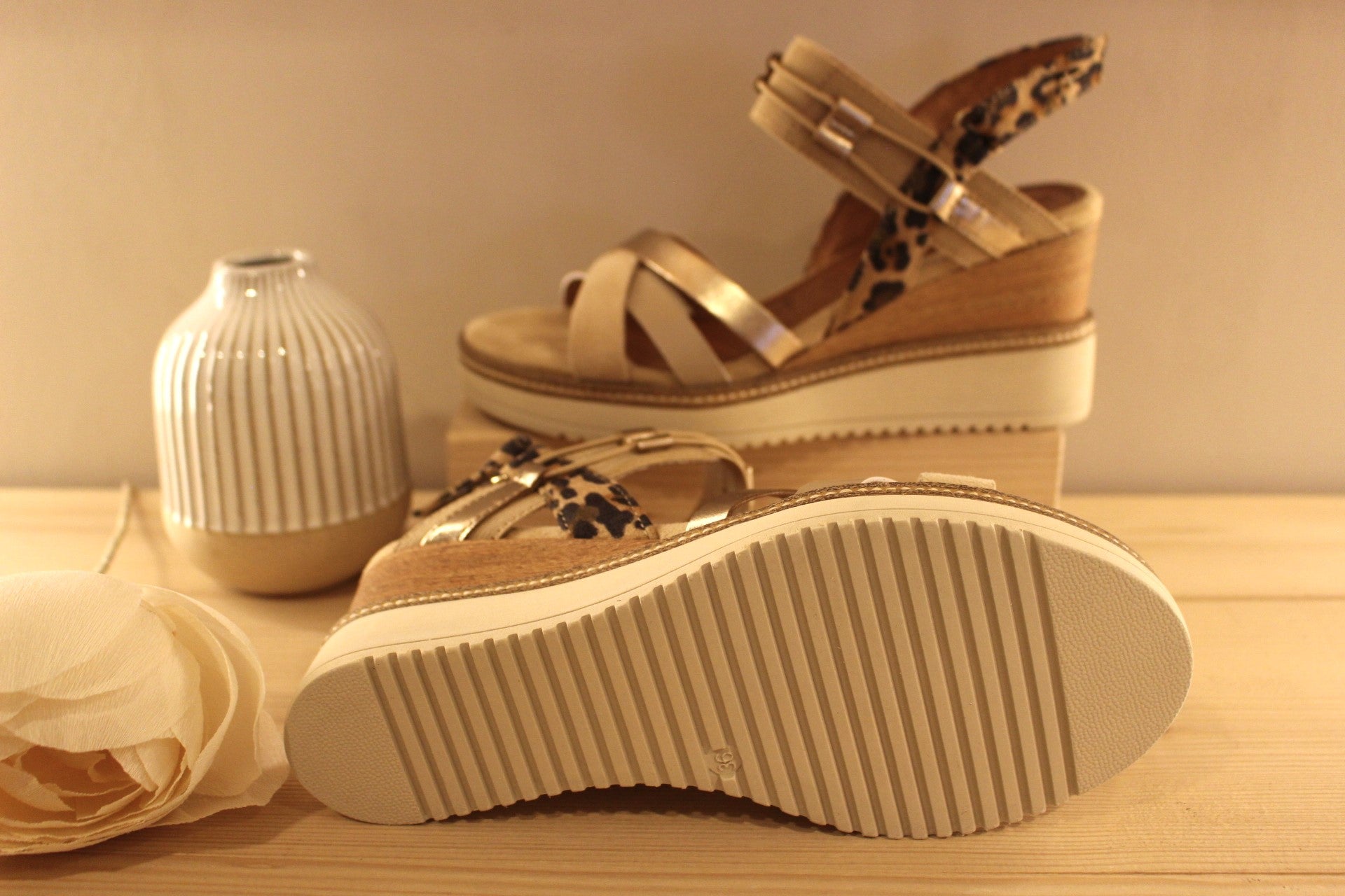 Sandales compensées en cuir beige et vernis TAMARIS