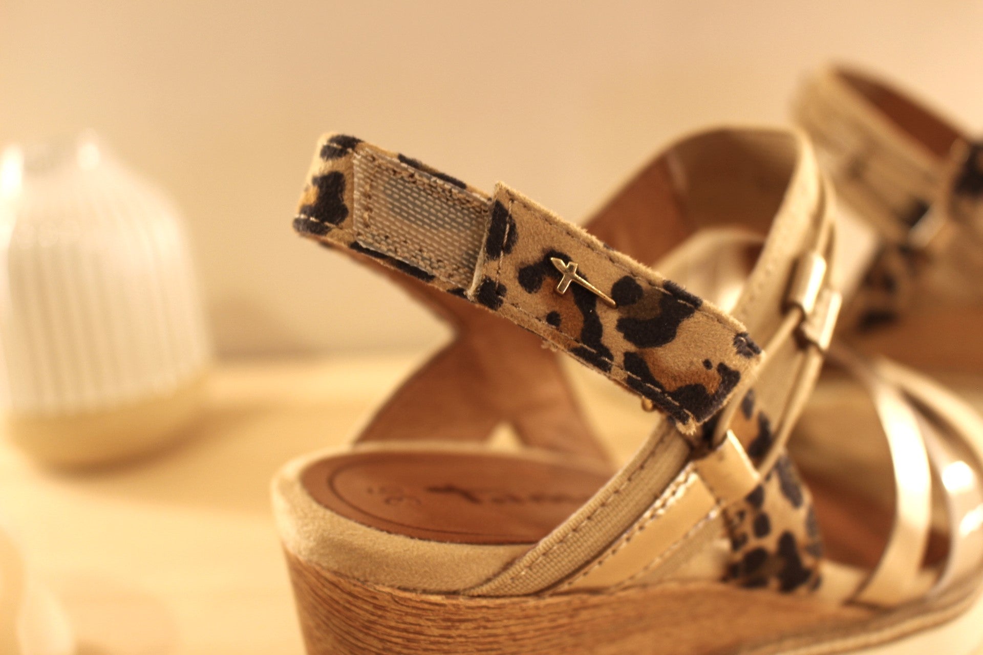 Sandales compensées en cuir beige et vernis TAMARIS