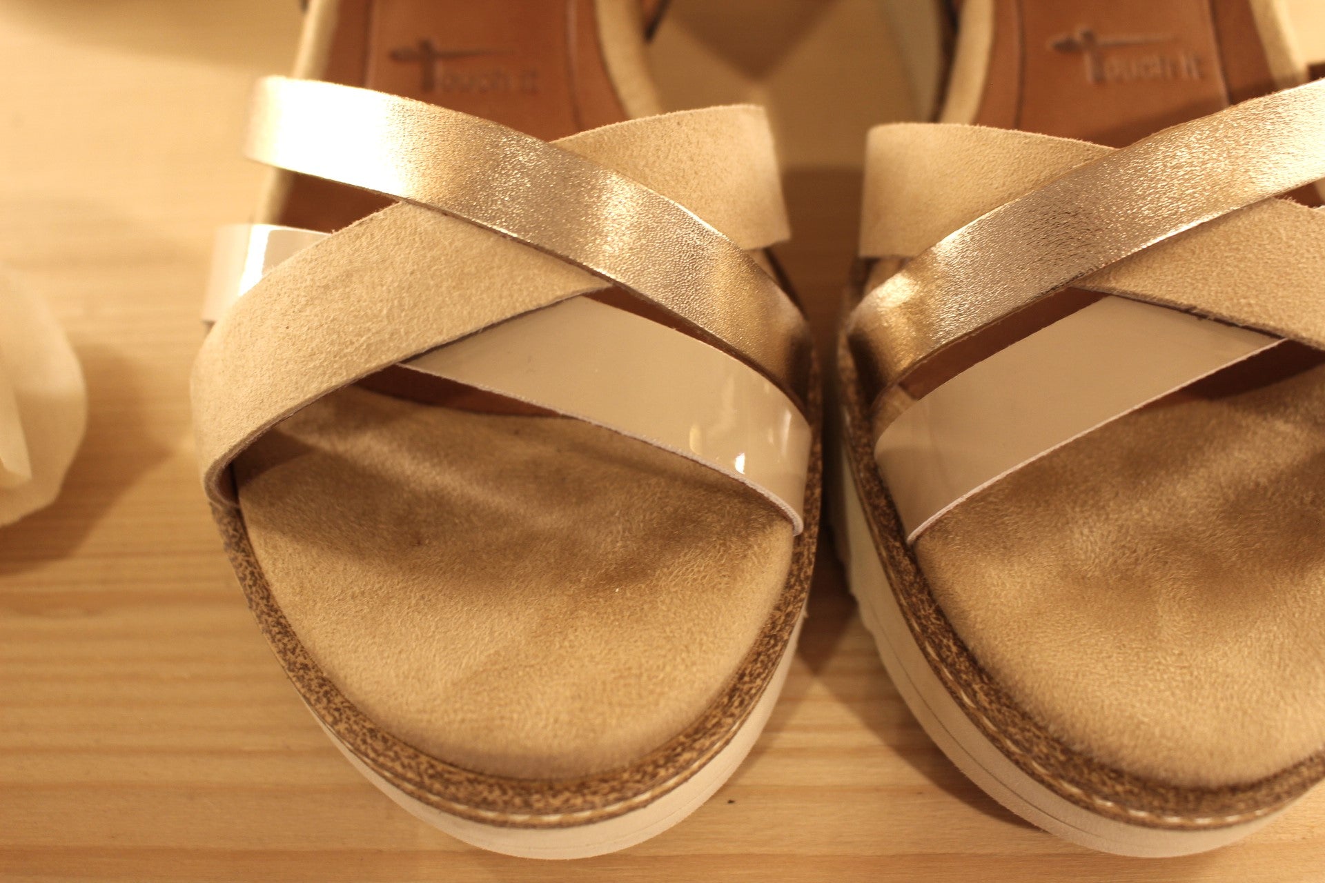 Sandales compensées en cuir beige et vernis TAMARIS