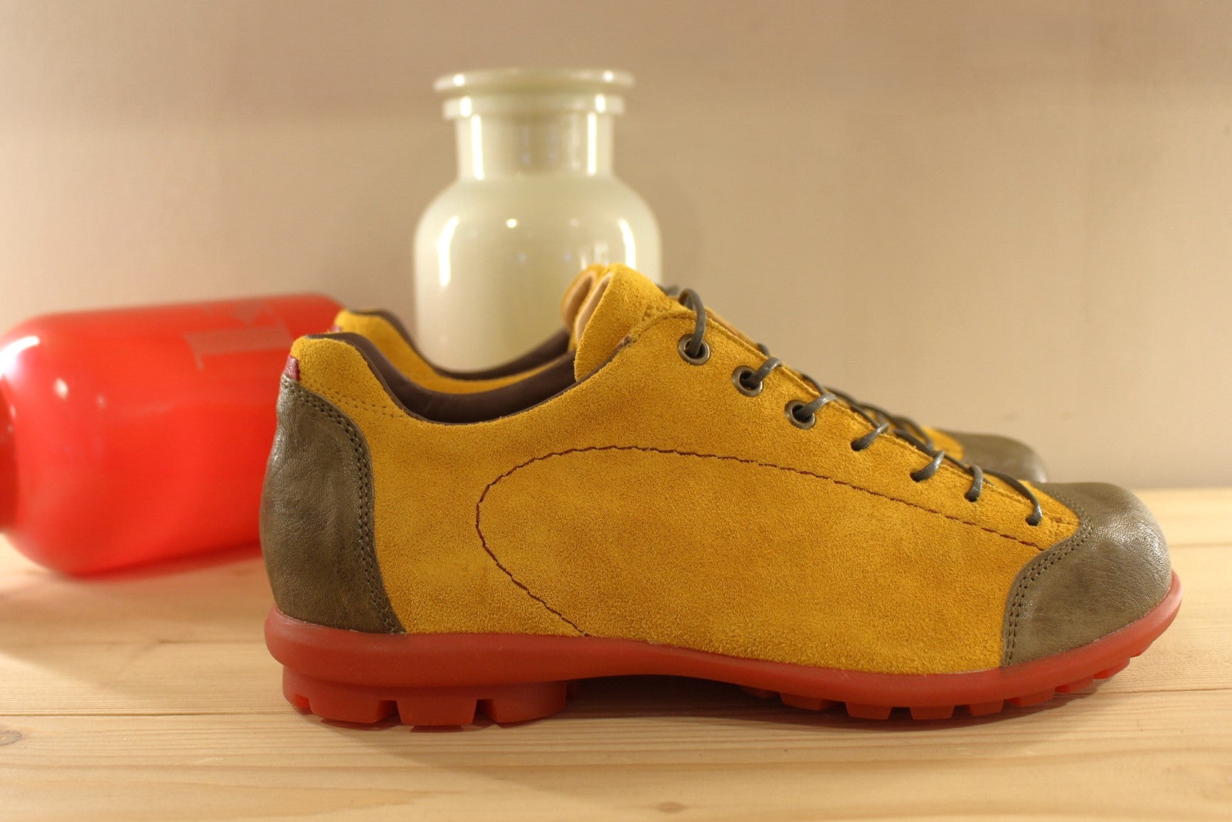 Chaussures THINK sport forme cycliste en cuir velours de couleur safran et cuir gras de couleur kaki sur l'avant et l'arrière. Semelle amovible.