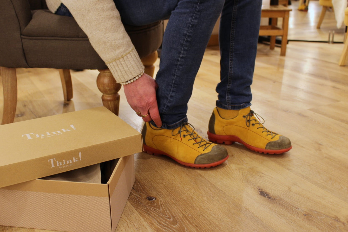Chaussures THINK sport forme cycliste en cuir velours de couleur safran et cuir gras de couleur kaki sur l'avant et l'arrière. Semelle amovible.