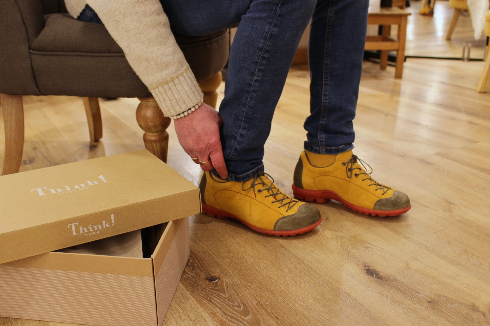 Chaussures THINK sport forme cycliste en cuir velours de couleur safran et cuir gras de couleur kaki sur l'avant et l'arrière. Semelle amovible.