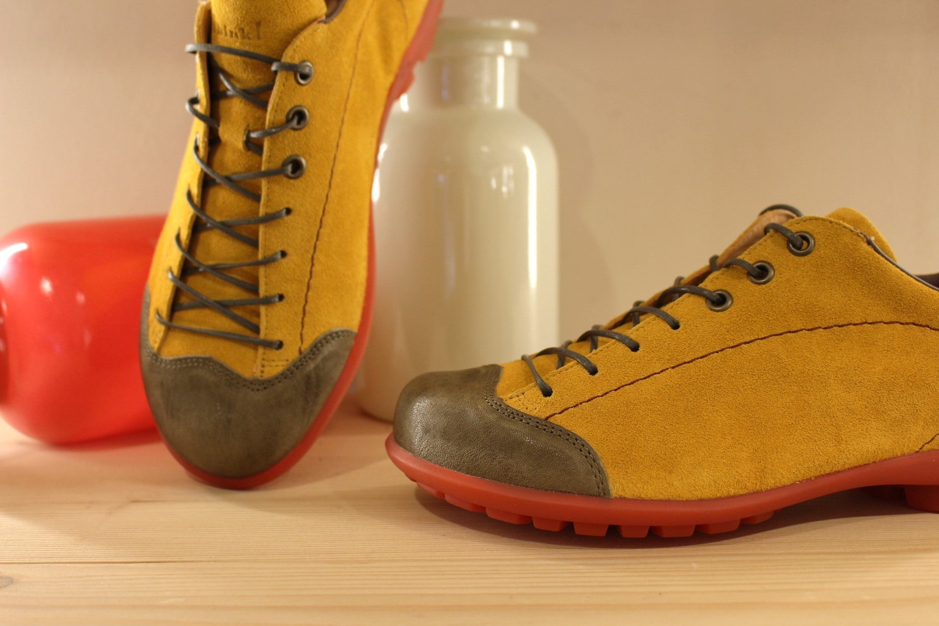 Chaussures THINK sport forme cycliste en cuir velours de couleur safran et cuir gras de couleur kaki sur l'avant et l'arrière. Semelle amovible.