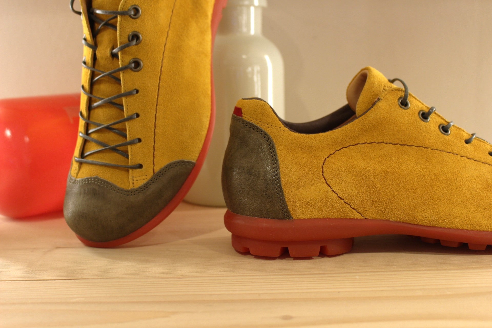 Chaussures THINK sport forme cycliste en cuir velours de couleur safran et cuir gras de couleur kaki sur l'avant et l'arrière. Semelle amovible.