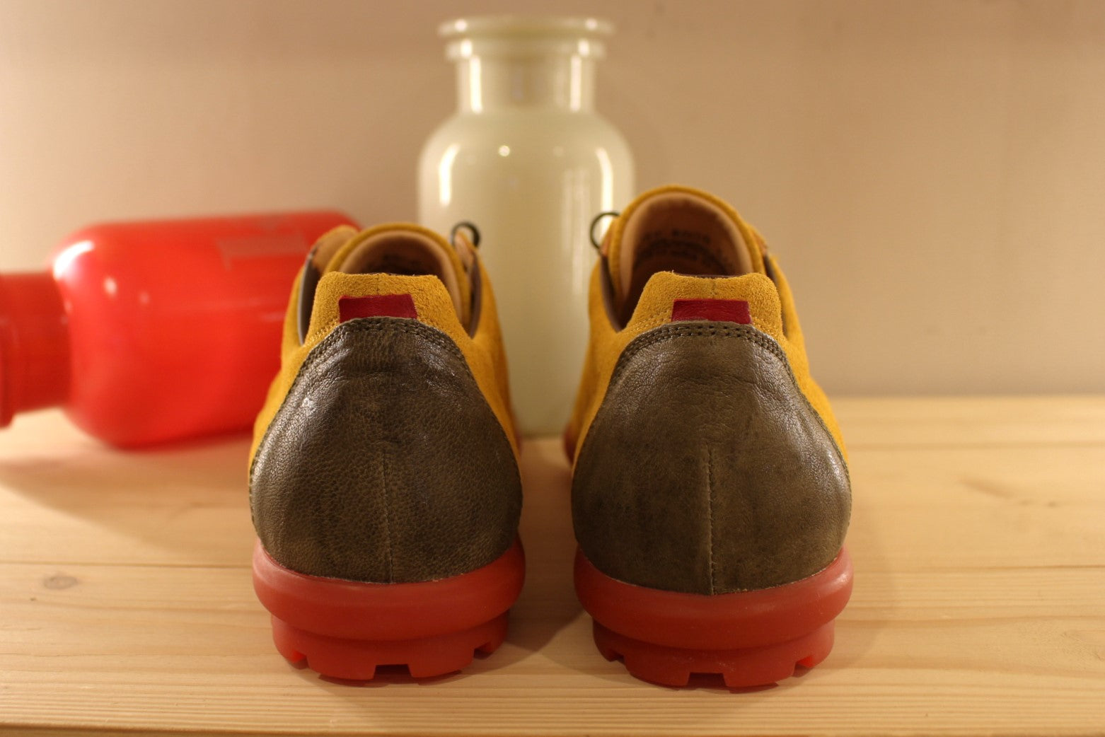 Chaussures THINK sport forme cycliste en cuir velours de couleur safran et cuir gras de couleur kaki sur l'avant et l'arrière. Semelle amovible.