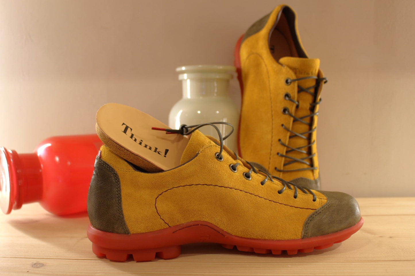 Chaussures THINK sport forme cycliste en cuir velours de couleur safran et cuir gras de couleur kaki sur l'avant et l'arrière. Semelle amovible.