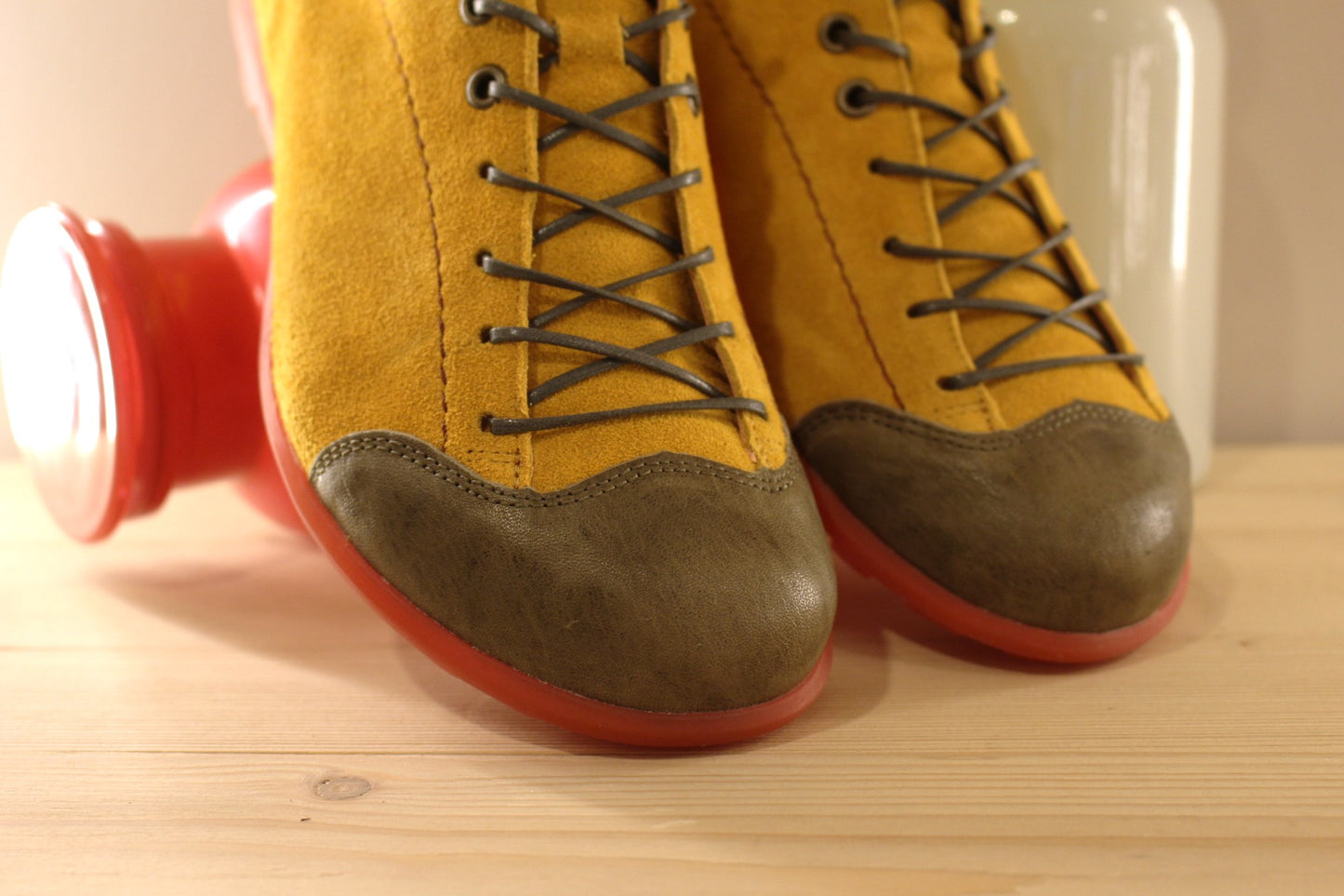 Chaussures THINK sport forme cycliste en cuir velours de couleur safran et cuir gras de couleur kaki sur l'avant et l'arrière. Semelle amovible.