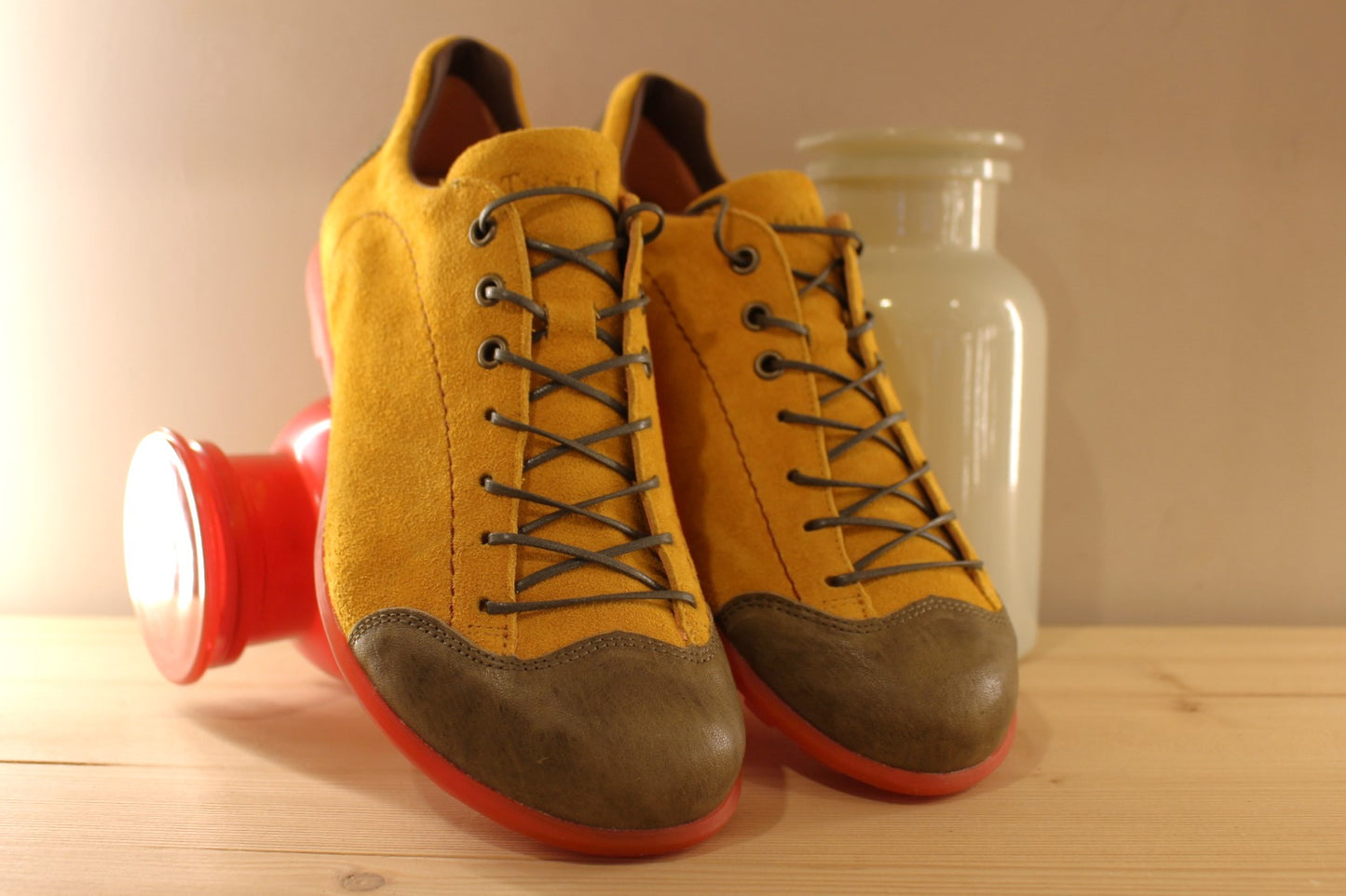 Chaussures THINK sport forme cycliste en cuir velours de couleur safran et cuir gras de couleur kaki sur l'avant et l'arrière. Semelle amovible.