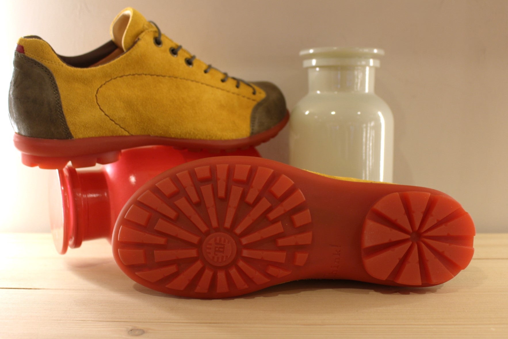 Chaussures THINK sport forme cycliste en cuir velours de couleur safran et cuir gras de couleur kaki sur l'avant et l'arrière. Semelle amovible.