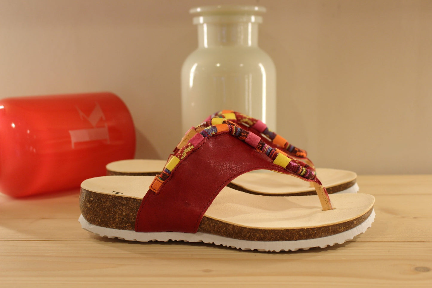 Entre-doigt THINK en cuir de couleur rouge (fraise), et tissage thème indien, pris dans des passants cuir colorés Semelle anatomique