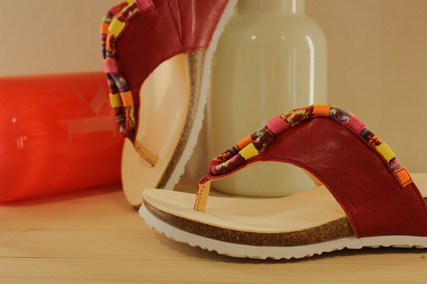Entre-doigt THINK en cuir de couleur rouge (fraise), et tissage thème indien, pris dans des passants cuir colorés Semelle anatomique