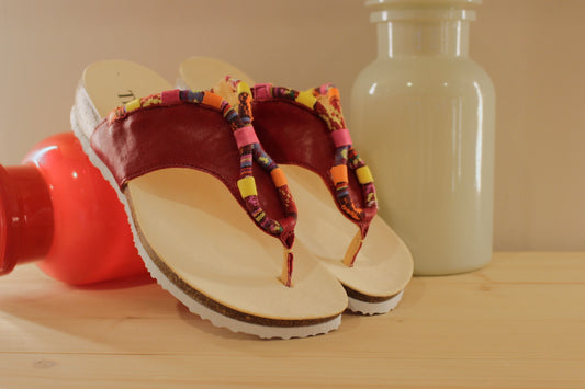 Entre-doigt THINK en cuir de couleur rouge (fraise), et tissage thème indien, pris dans des passants cuir colorés Semelle anatomique
