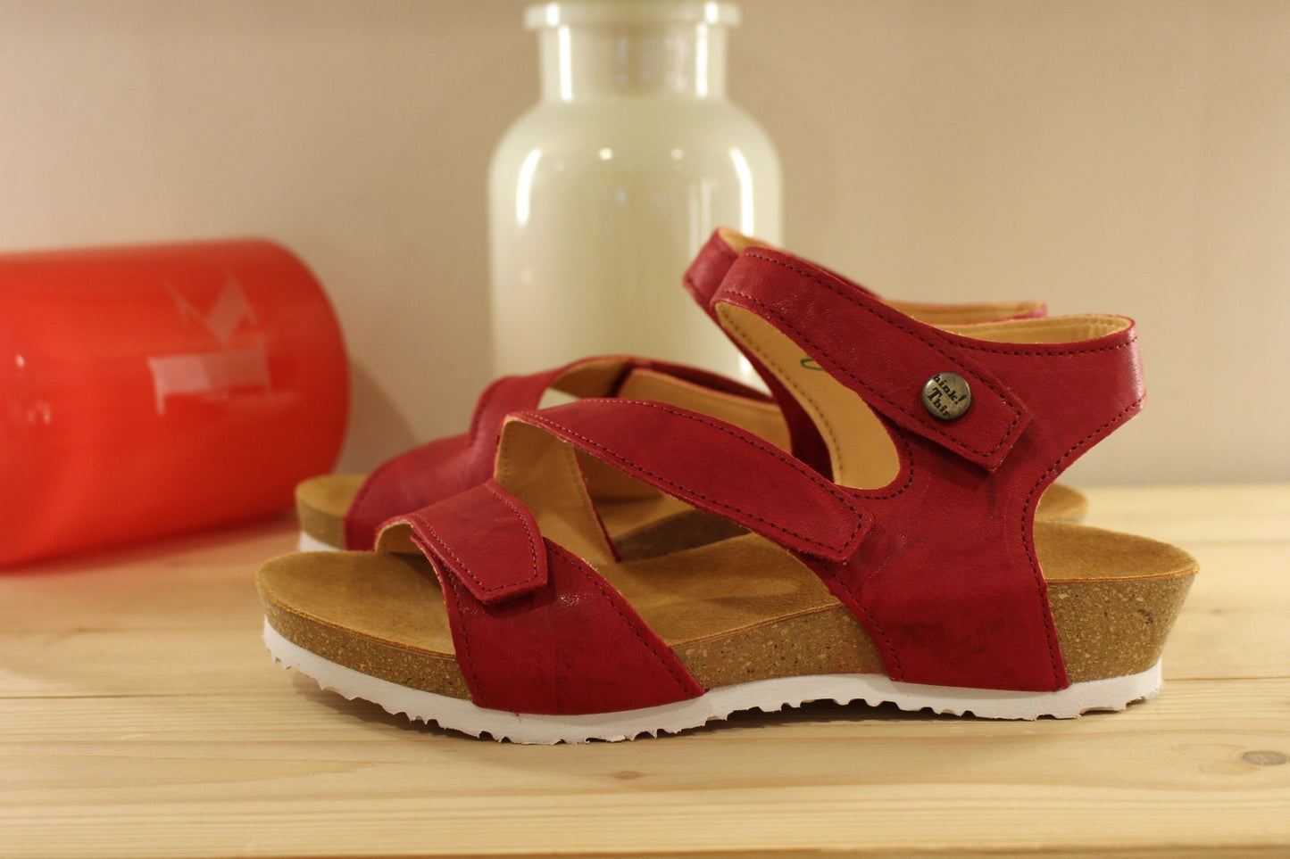 Sandales THINK en cuir de couleur rouge fraise. Serrage par trois scratchs sur brides