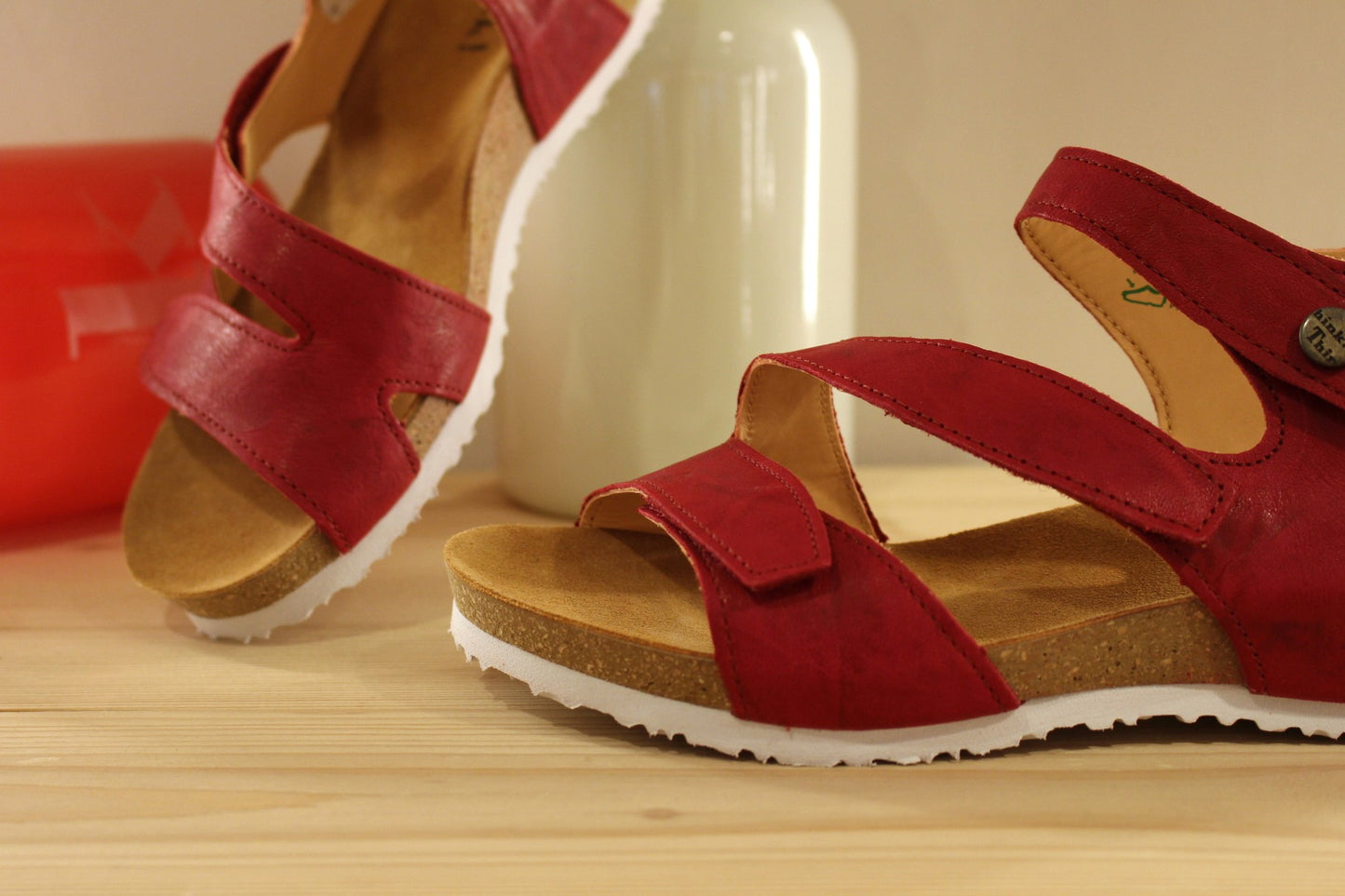 Sandales THINK en cuir de couleur rouge fraise. Serrage par trois scratchs sur brides