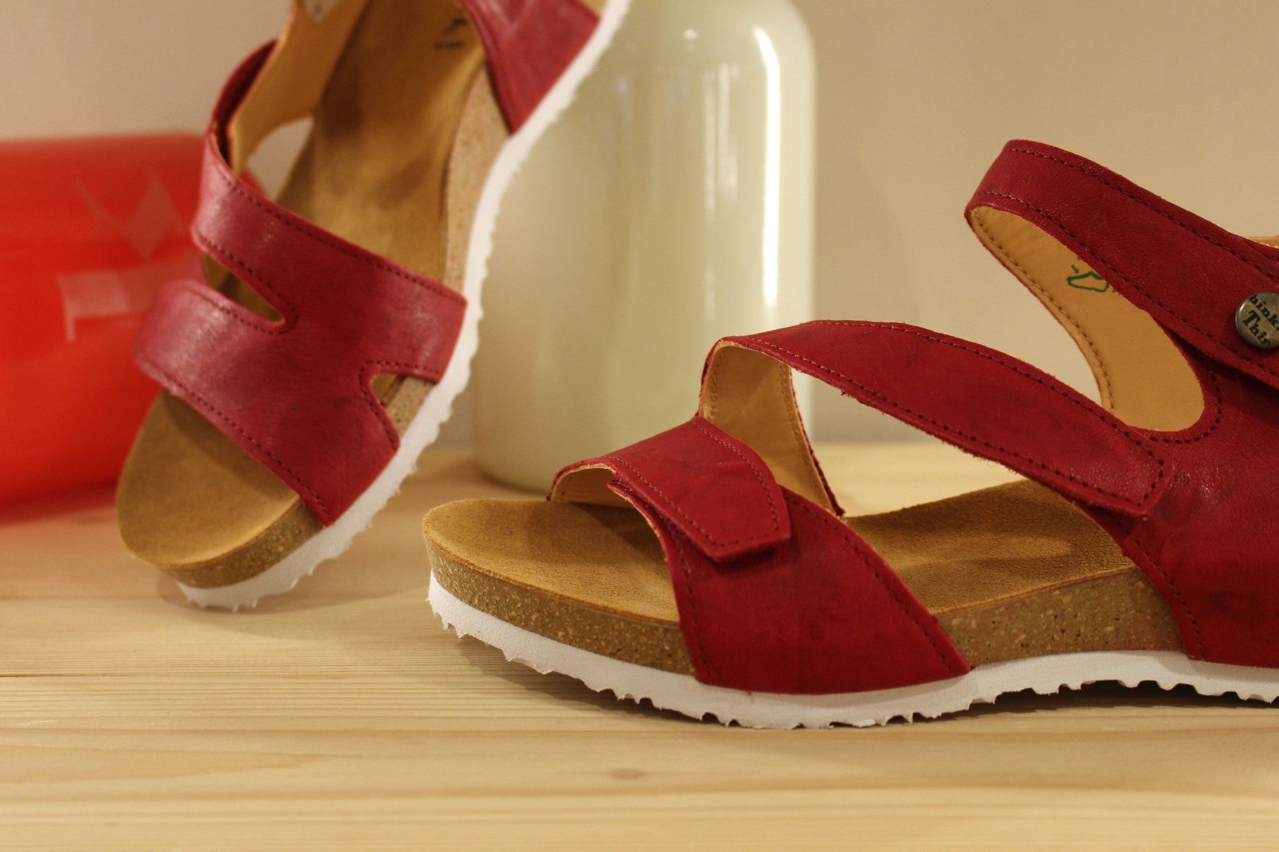 Sandales THINK en cuir de couleur rouge fraise. Serrage par trois scratchs sur brides