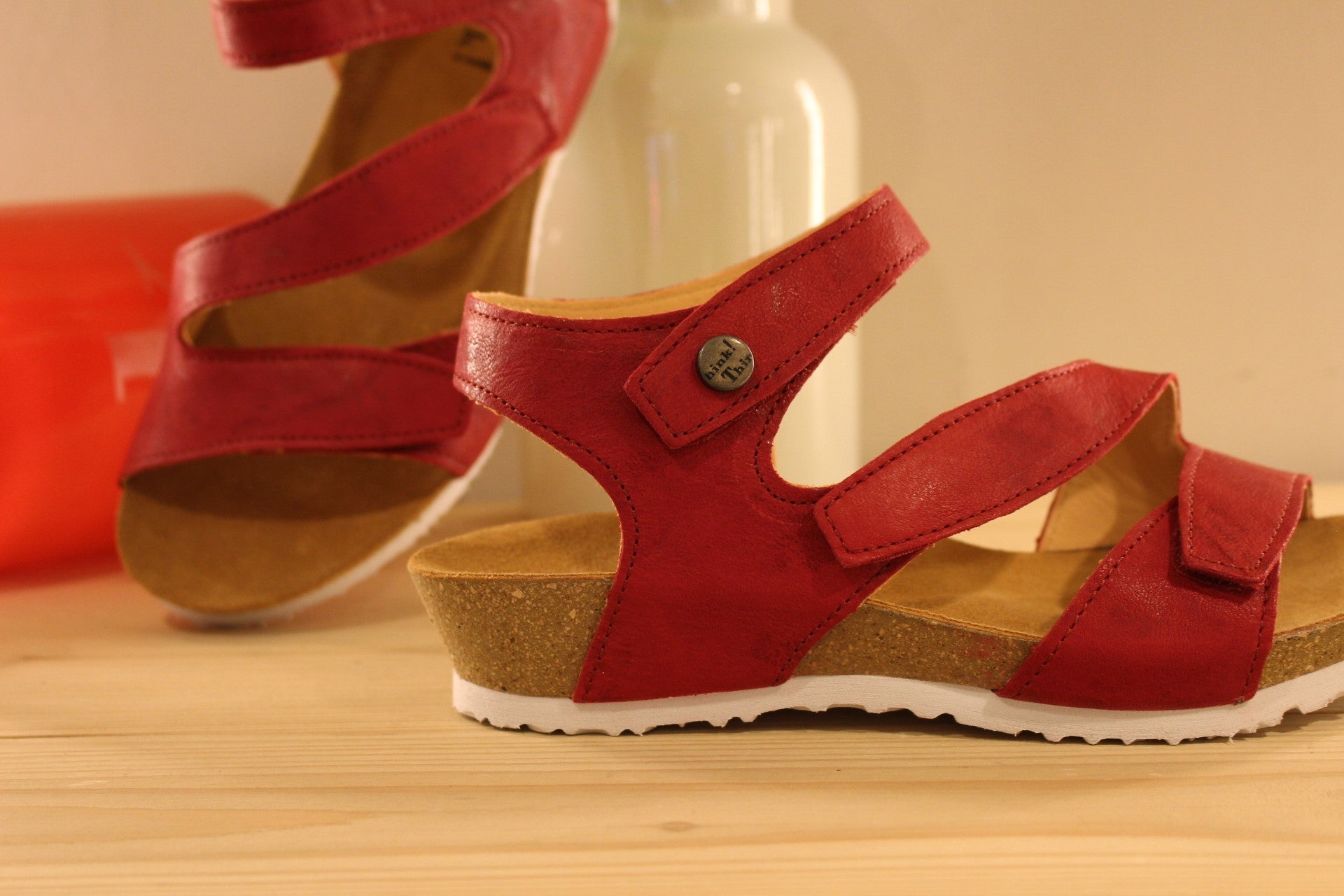 Sandales THINK en cuir de couleur rouge fraise. Serrage par trois scratchs sur brides