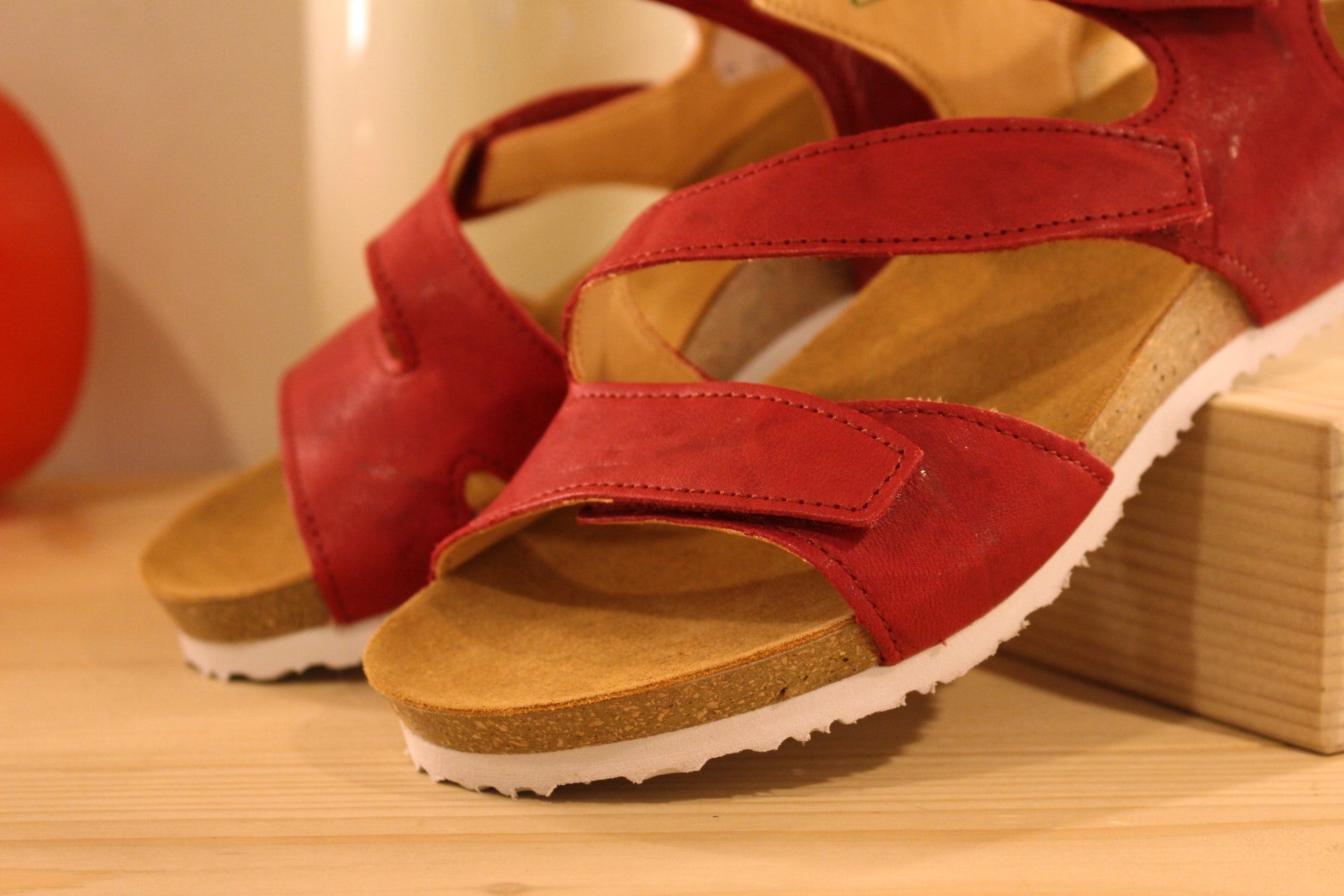 Sandales THINK en cuir de couleur rouge fraise. Serrage par trois scratchs sur brides