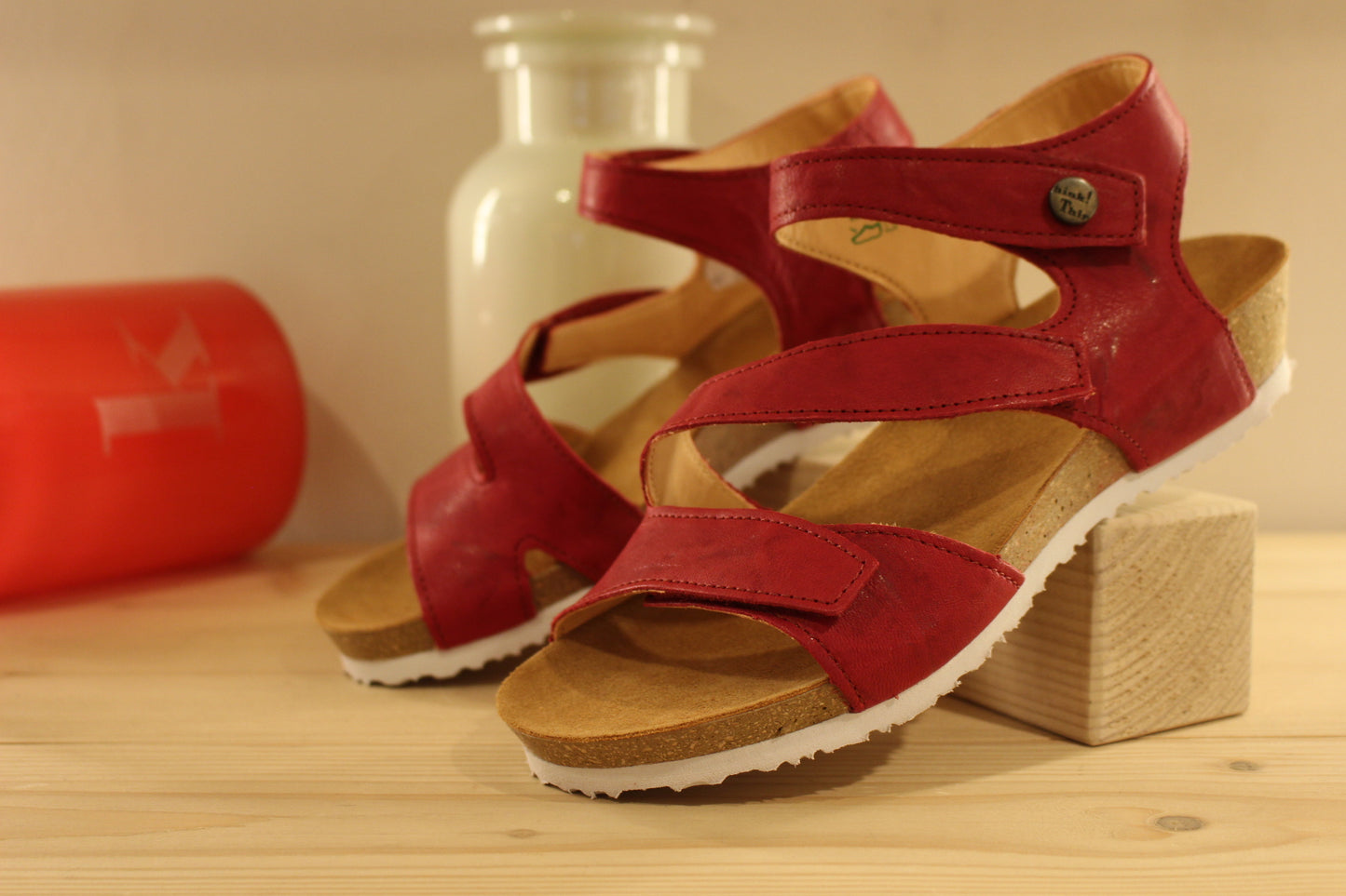 Sandales THINK en cuir de couleur rouge fraise. Serrage par trois scratchs sur brides