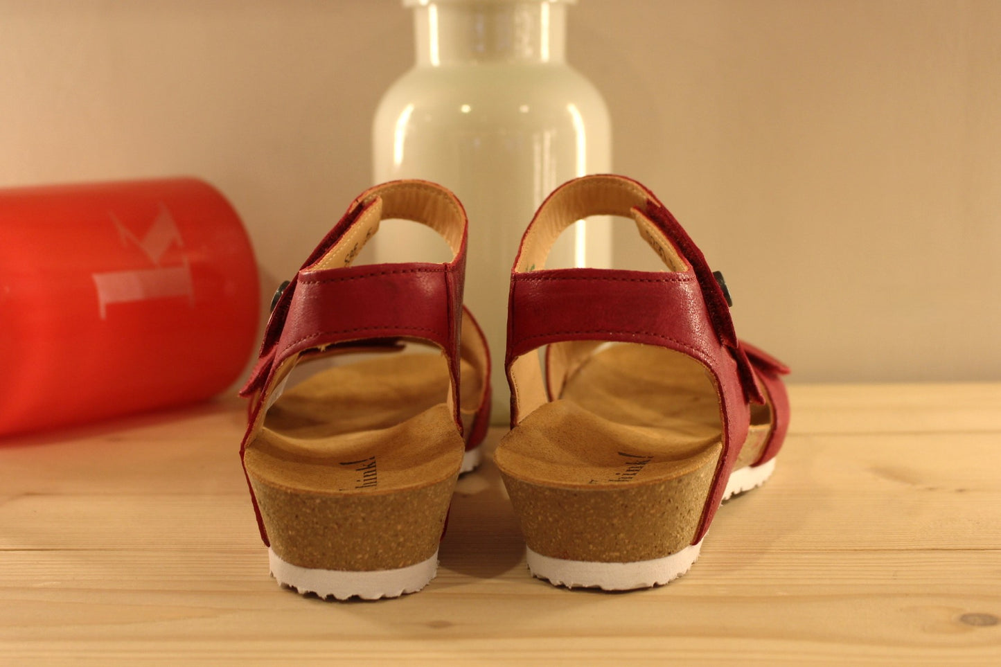 Sandales THINK en cuir de couleur rouge fraise. Serrage par trois scratchs sur brides