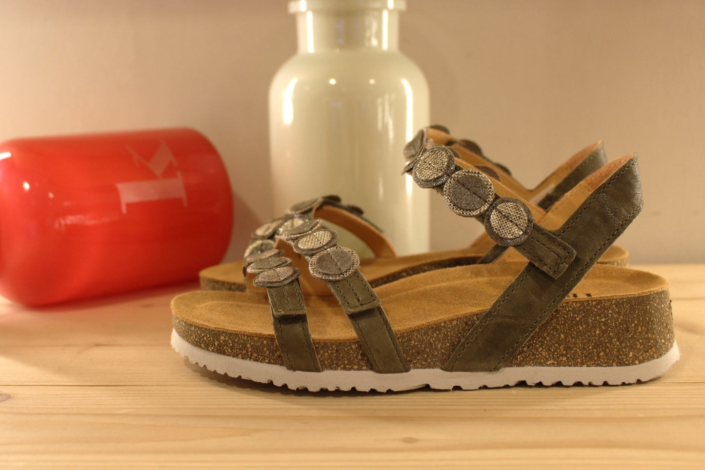 Sandales THINK en cuir de couleur vert kaki, et habillage boutons métallisés. Chaussures doublées cuir et semelle interne anatomique