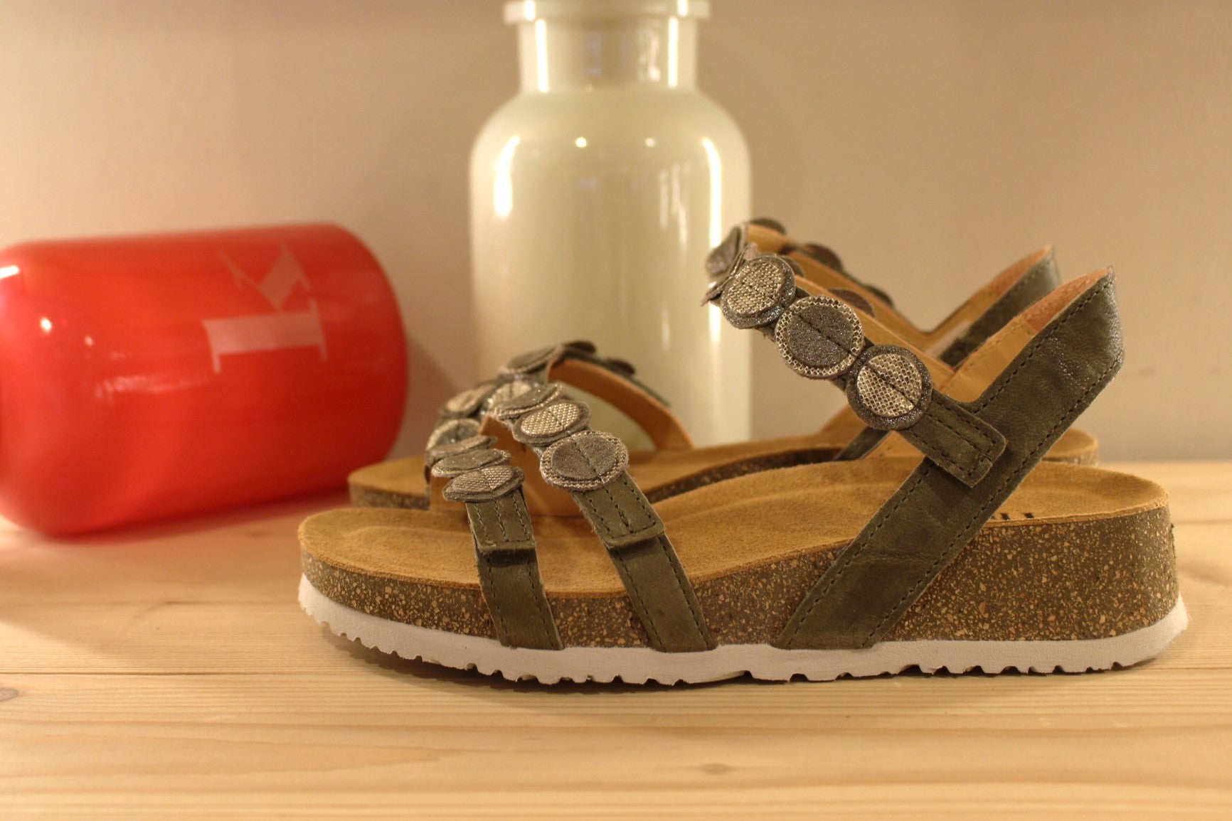 Sandales THINK en cuir de couleur vert kaki, et habillage boutons métallisés. Chaussures doublées cuir et semelle interne anatomique