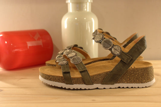 Sandales THINK en cuir de couleur vert kaki, et habillage boutons métallisés. Chaussures doublées cuir et semelle interne anatomique