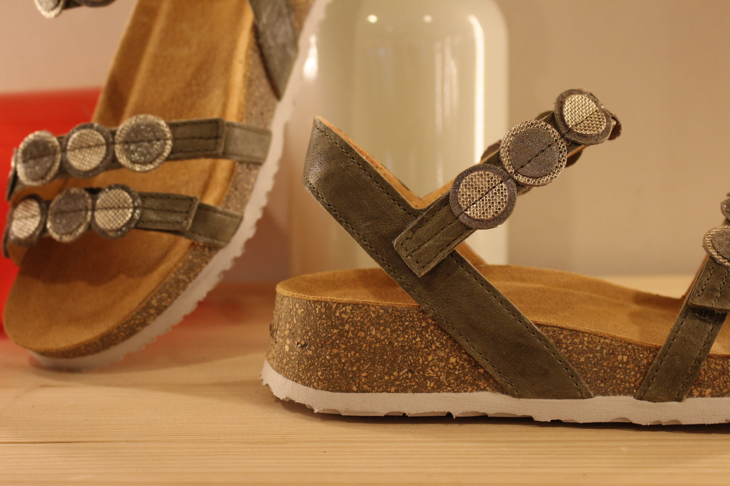 Sandales THINK en cuir de couleur vert kaki, et habillage boutons métallisés. Chaussures doublées cuir et semelle interne anatomique