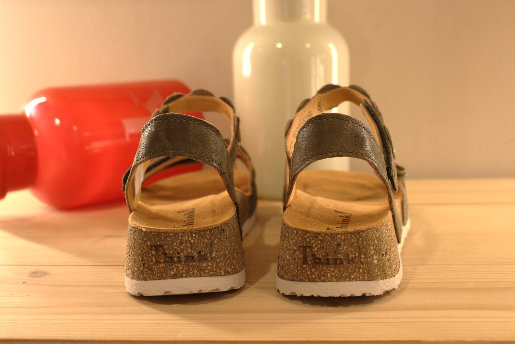 Sandales THINK en cuir de couleur vert kaki, et habillage boutons métallisés. Chaussures doublées cuir et semelle interne anatomique