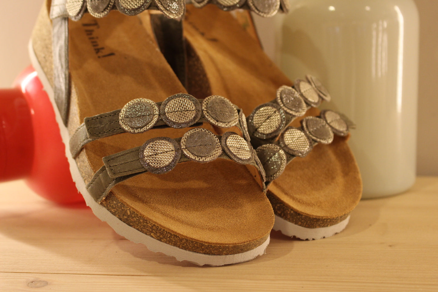 Sandales THINK en cuir de couleur vert kaki, et habillage boutons métallisés. Chaussures doublées cuir et semelle interne anatomique