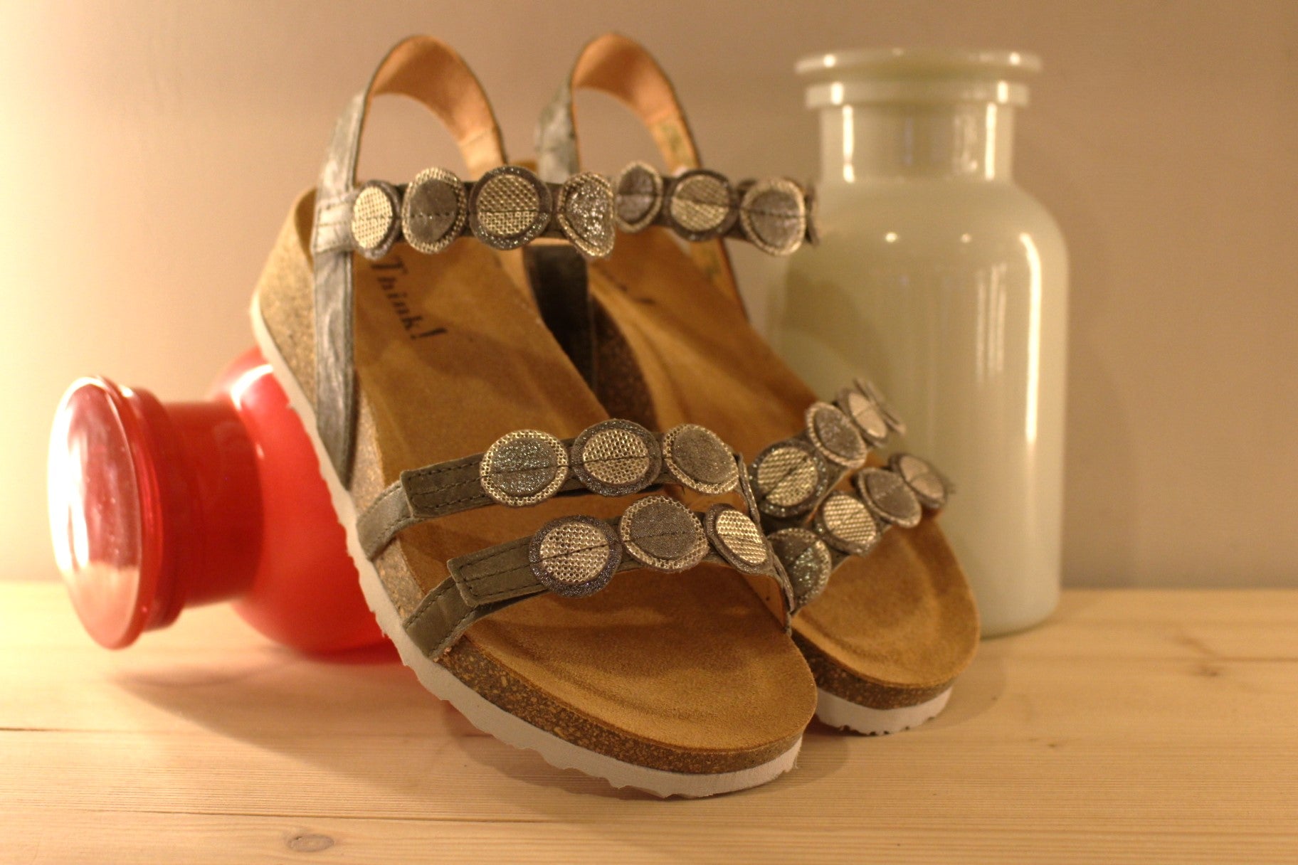 Sandales THINK en cuir de couleur vert kaki, et habillage boutons métallisés. Chaussures doublées cuir et semelle interne anatomique