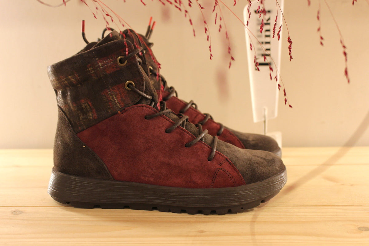 Bottines THINK en cuir velours de couleur bordeaux, chocolat. Cuir imprimé écossais, légèrement irisé sur le haut de la tige
