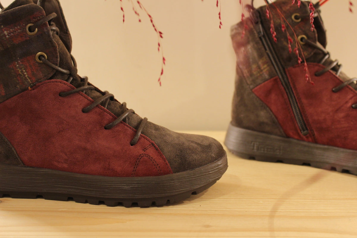 Bottines THINK en cuir velours de couleur bordeaux, chocolat. Cuir imprimé écossais, légèrement irisé sur le haut de la tige