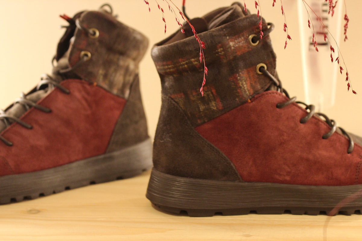 Bottines THINK en cuir velours de couleur bordeaux, chocolat. Cuir imprimé écossais, légèrement irisé sur le haut de la tige