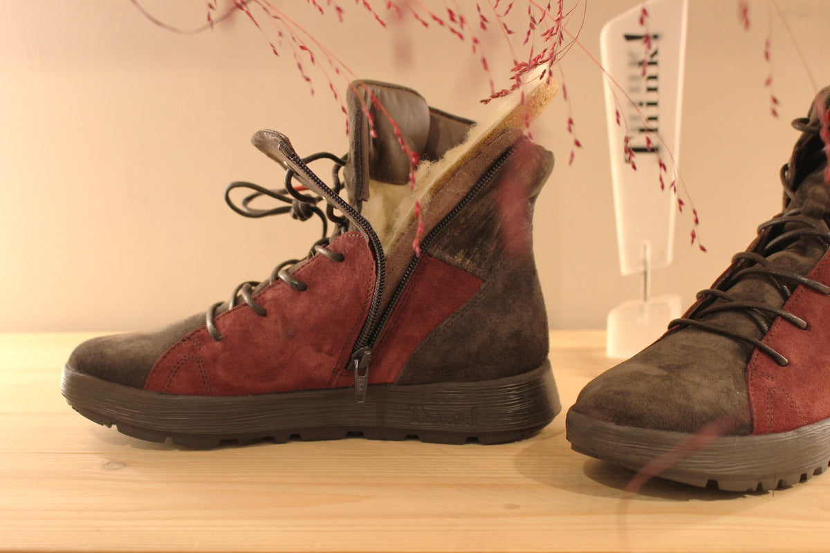 Bottines THINK en cuir velours de couleur bordeaux, chocolat. Cuir imprimé écossais, légèrement irisé sur le haut de la tige