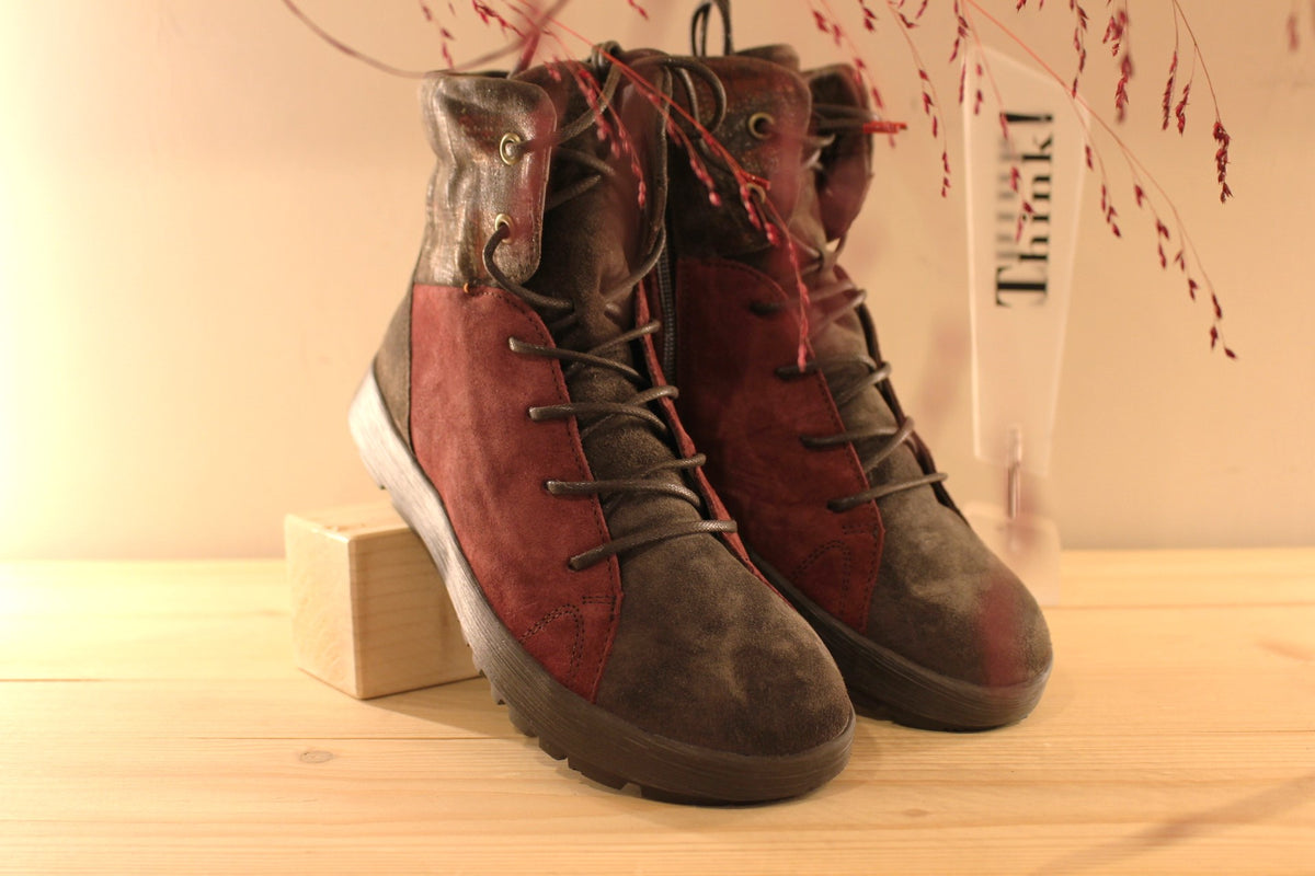 Bottines THINK en cuir velours de couleur bordeaux, chocolat. Cuir imprimé écossais, légèrement irisé sur le haut de la tige