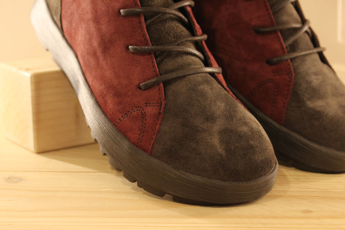 Bottines THINK en cuir velours de couleur bordeaux, chocolat. Cuir imprimé écossais, légèrement irisé sur le haut de la tige
