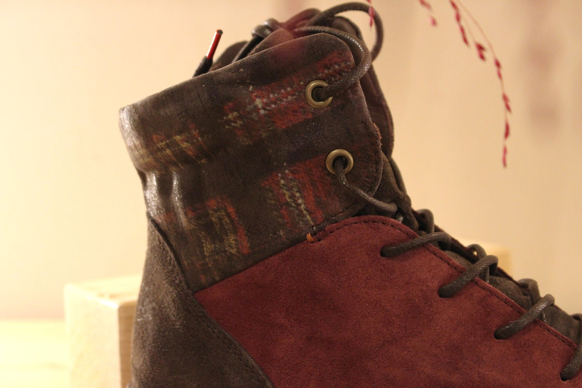 Bottines THINK en cuir velours de couleur bordeaux, chocolat. Cuir imprimé écossais, légèrement irisé sur le haut de la tige