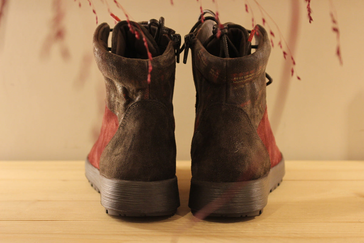 Bottines THINK en cuir velours de couleur bordeaux, chocolat. Cuir imprimé écossais, légèrement irisé sur le haut de la tige