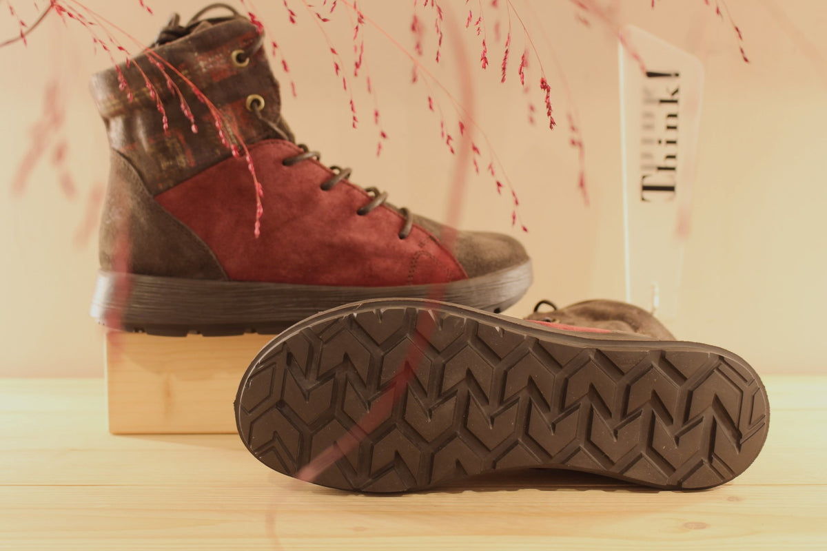 Bottines THINK en cuir velours de couleur bordeaux, chocolat. Cuir imprimé écossais, légèrement irisé sur le haut de la tige