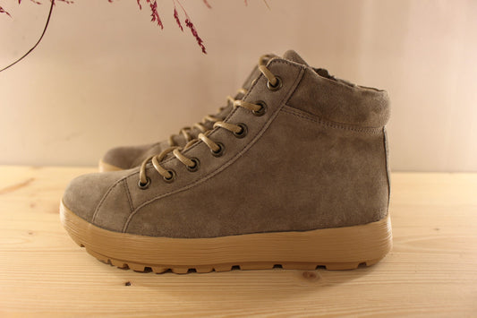 Bottines THINK en cuir velours de couleur greige. Chaussures doublées cuir et laine polaire. Serrage par lacets coton beige avec les embouts rouge