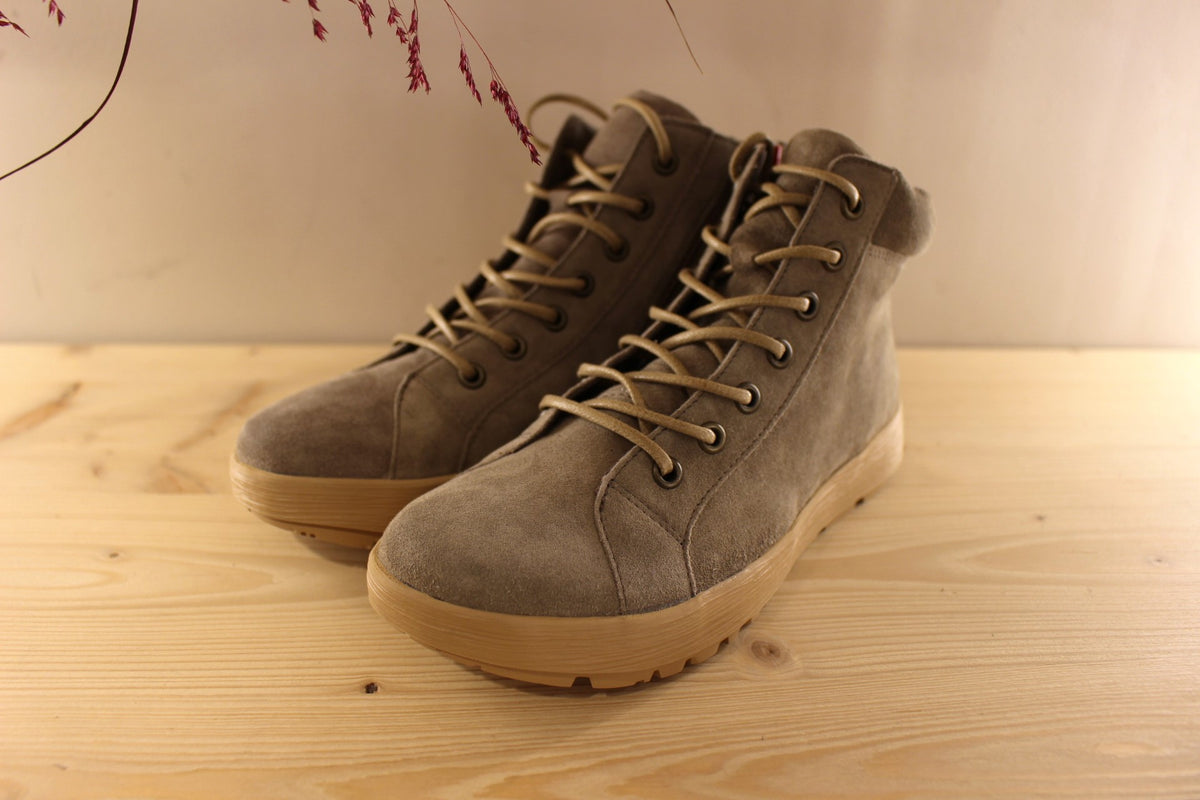 Bottines THINK en cuir velours de couleur greige. Chaussures doublées cuir et laine polaire. Serrage par lacets coton beige avec les embouts rouge